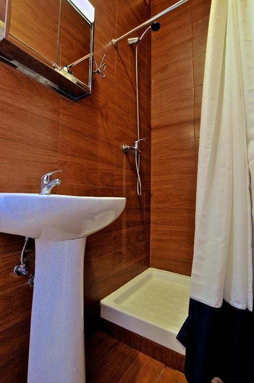 Quarto Duplo Económico com WC Partilhado